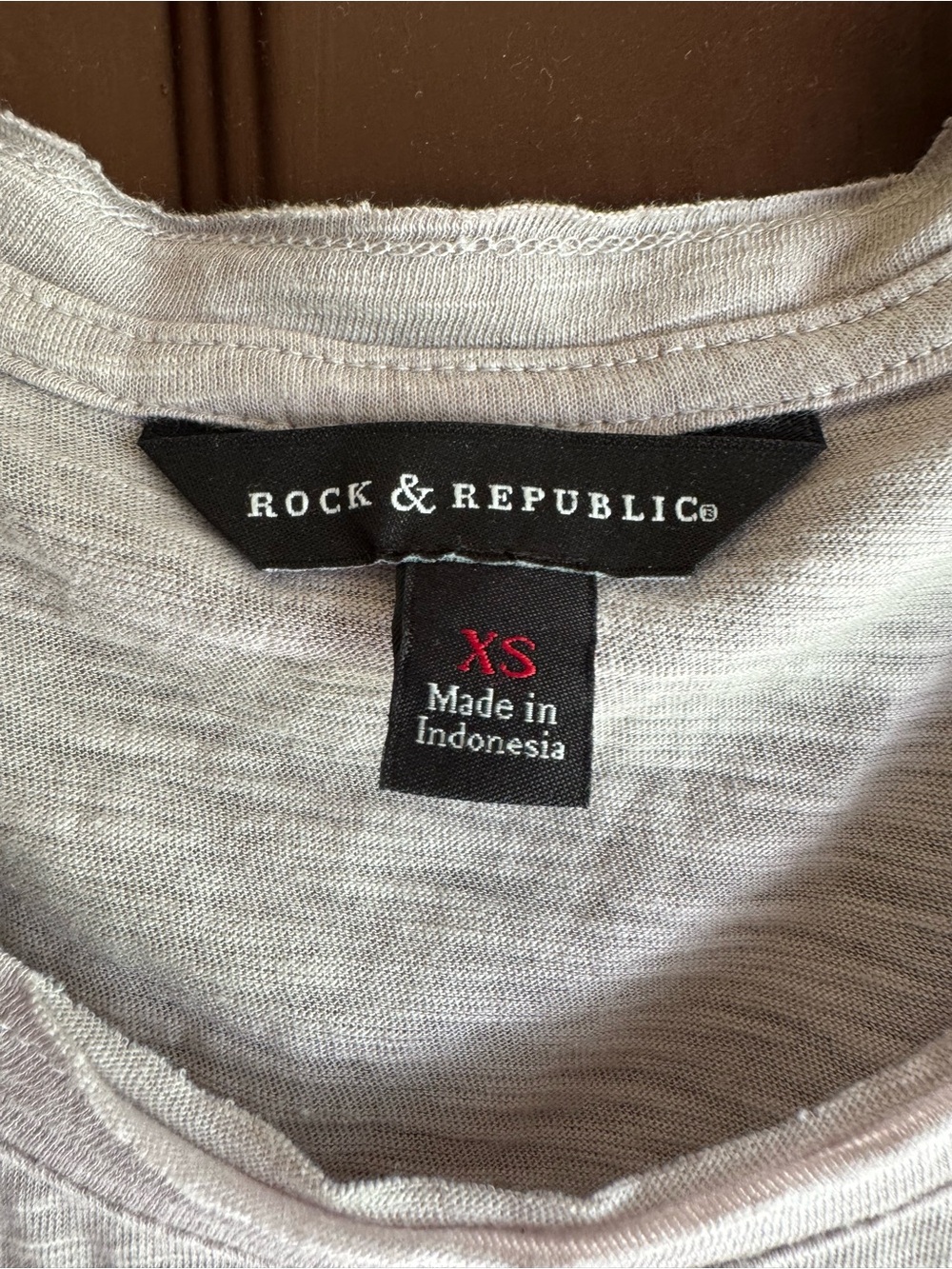 Rock & Republic Skull/Floral Cold Shoulder Tee Size XS small flaws on sleeves - Picture 3 of 5